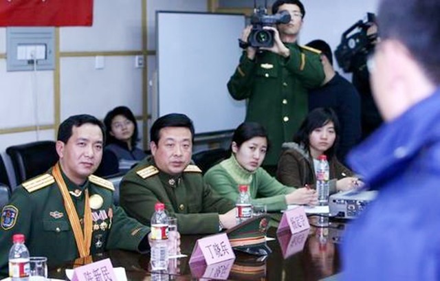 老山战场侦察英雄丁晓兵，被炸亲手割掉手臂，31年后成独臂少将