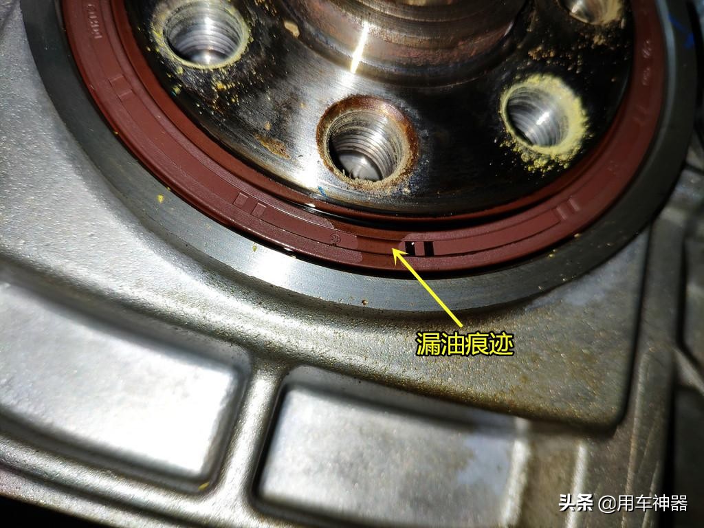 如何快速解决发动机漏油？更换油封也没有用，你必须检查这个零件