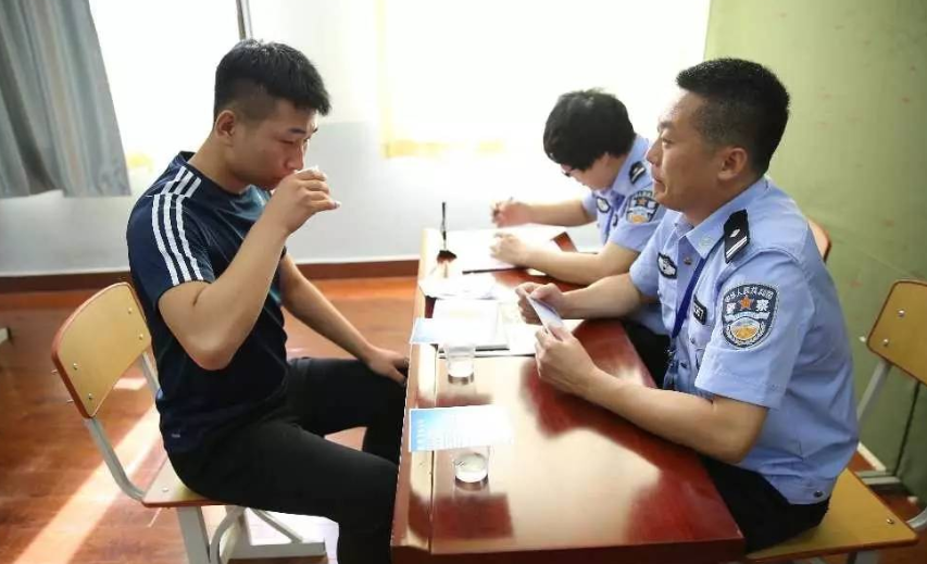 狱警年薪20万起，薪资待遇比普通公务员好，专科生也能报名