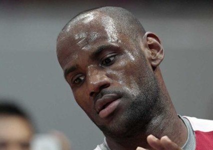 现在nba为什么不能剃光头(詹姆斯为何不剃光头?