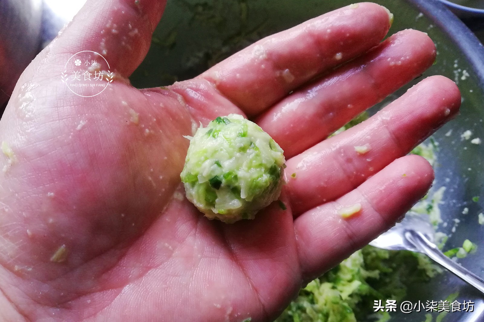 萝卜里加2个鸡蛋，不用煮不用蒸，15分钟出锅，比肉丸子还受欢迎