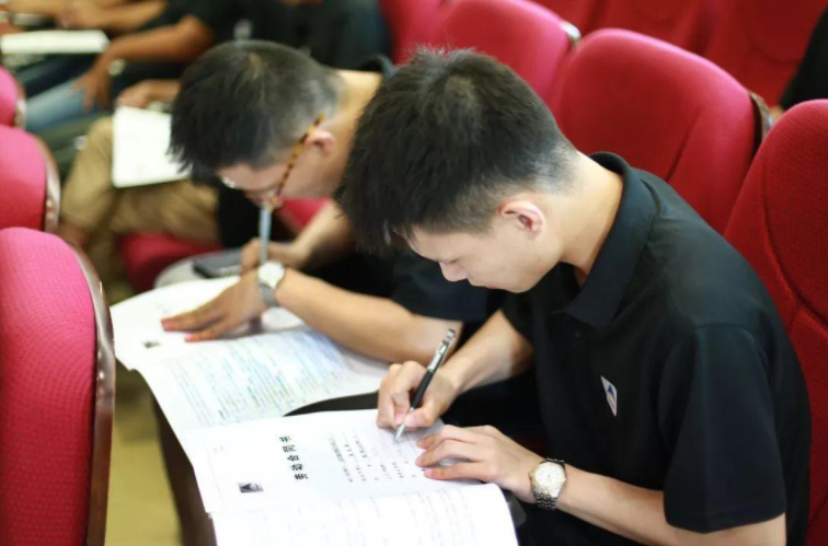 王俊凯大学英语成绩曝光，四六级高分通过，背后的原因值得深思