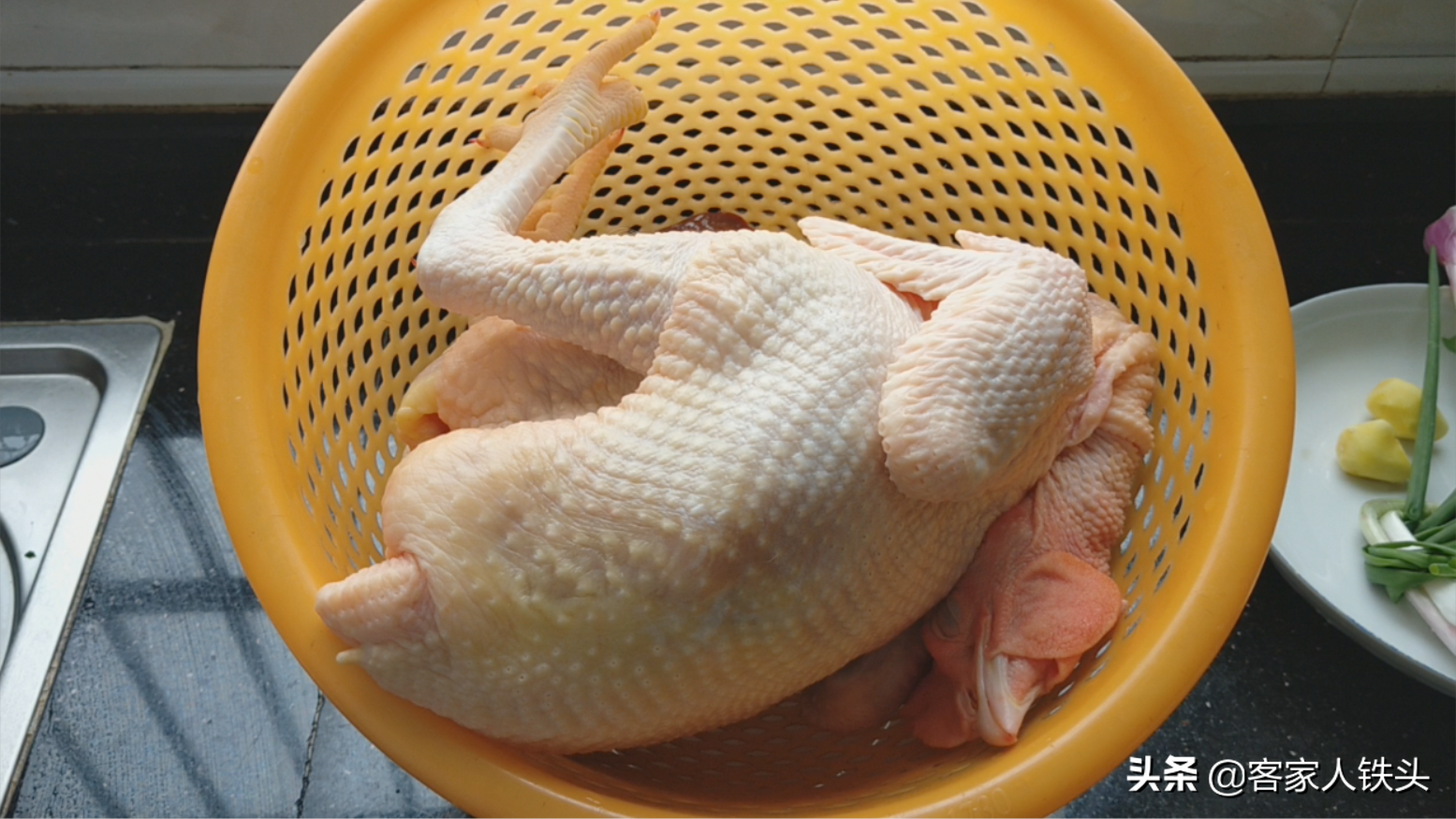 广东人爱吃的白切鸡：正宗做法，4斤鸡出锅，皮脆肉滑越吃越想吃