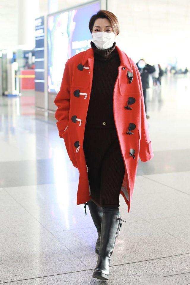 一身红黑搭配时髦又减龄(一身红黑搭配时髦又减龄的衣服)