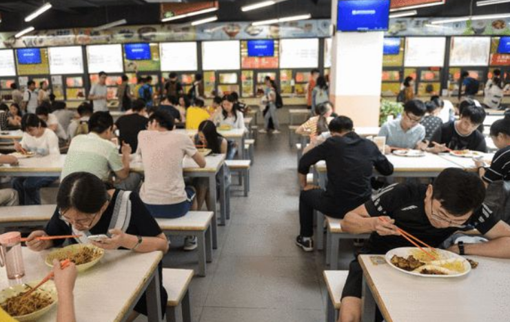 深圳大学食堂走红，整体风格阴森恐怖，学生直言吃饭像是在渡劫