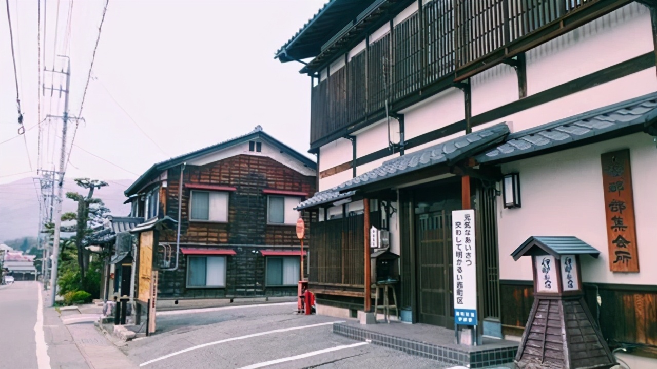 日本上厕所“贼尴尬”，女游客脸红体验，网友：换做我也会