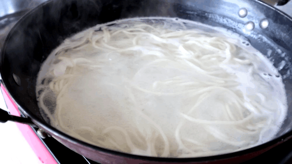 一道陕西人的美食，做法不是很难，可炒、可凉拌，美味筋道有嚼劲