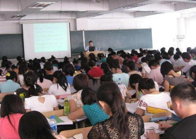 大一学习内容并不难，为何很多学生还会挂科？辅导员：只因这3点