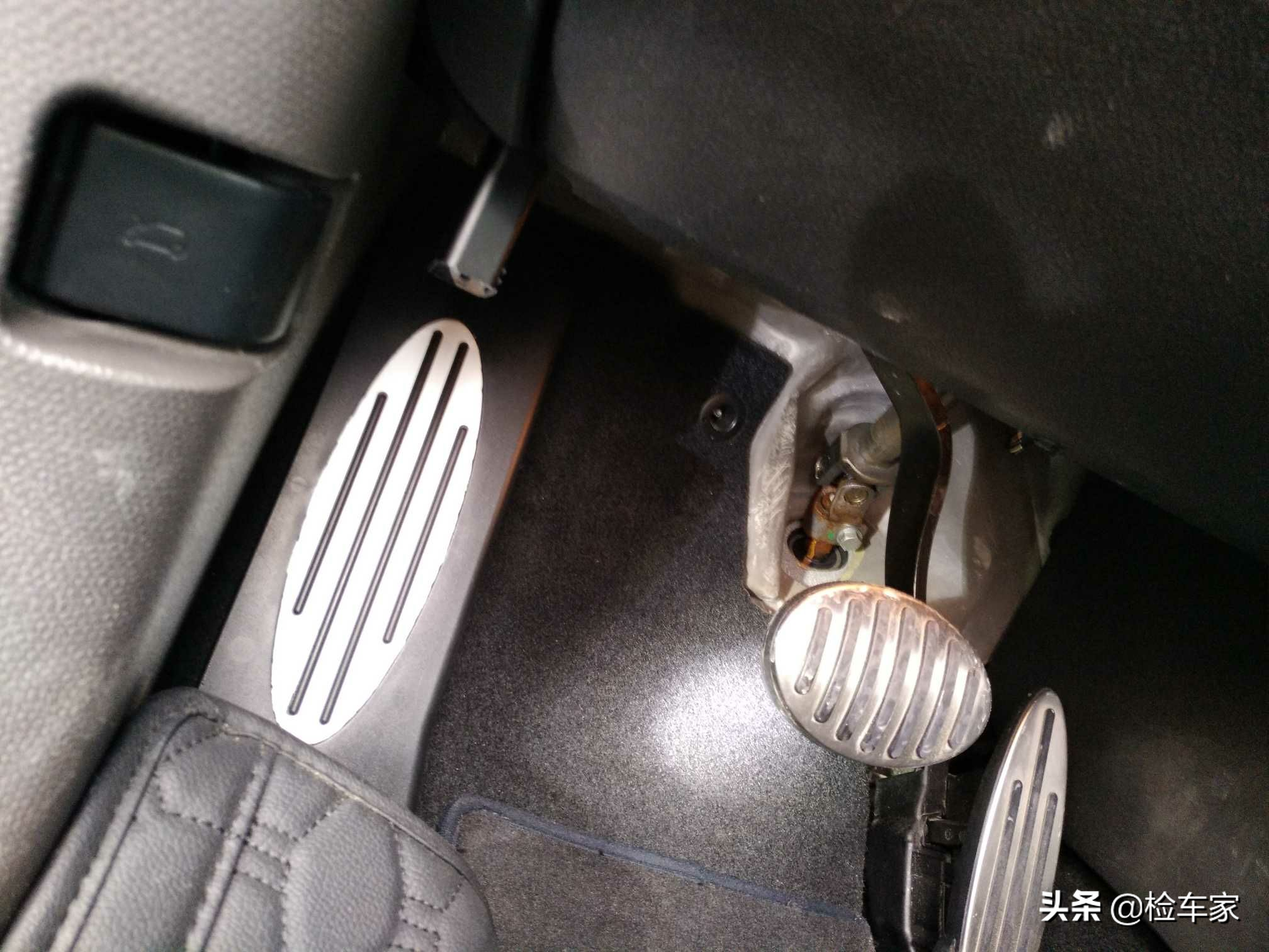 报价12万的宝马MINI，举起底盘吓一跳，一部件托底变形