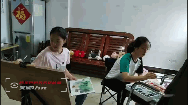 孪生姐妹考上大学，一家人为学费犯了愁：妈妈曾偷偷掉眼泪