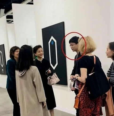 杨澜24岁儿子罕曝光，长相俊秀像妈妈，在美国出生至今不知其姓名