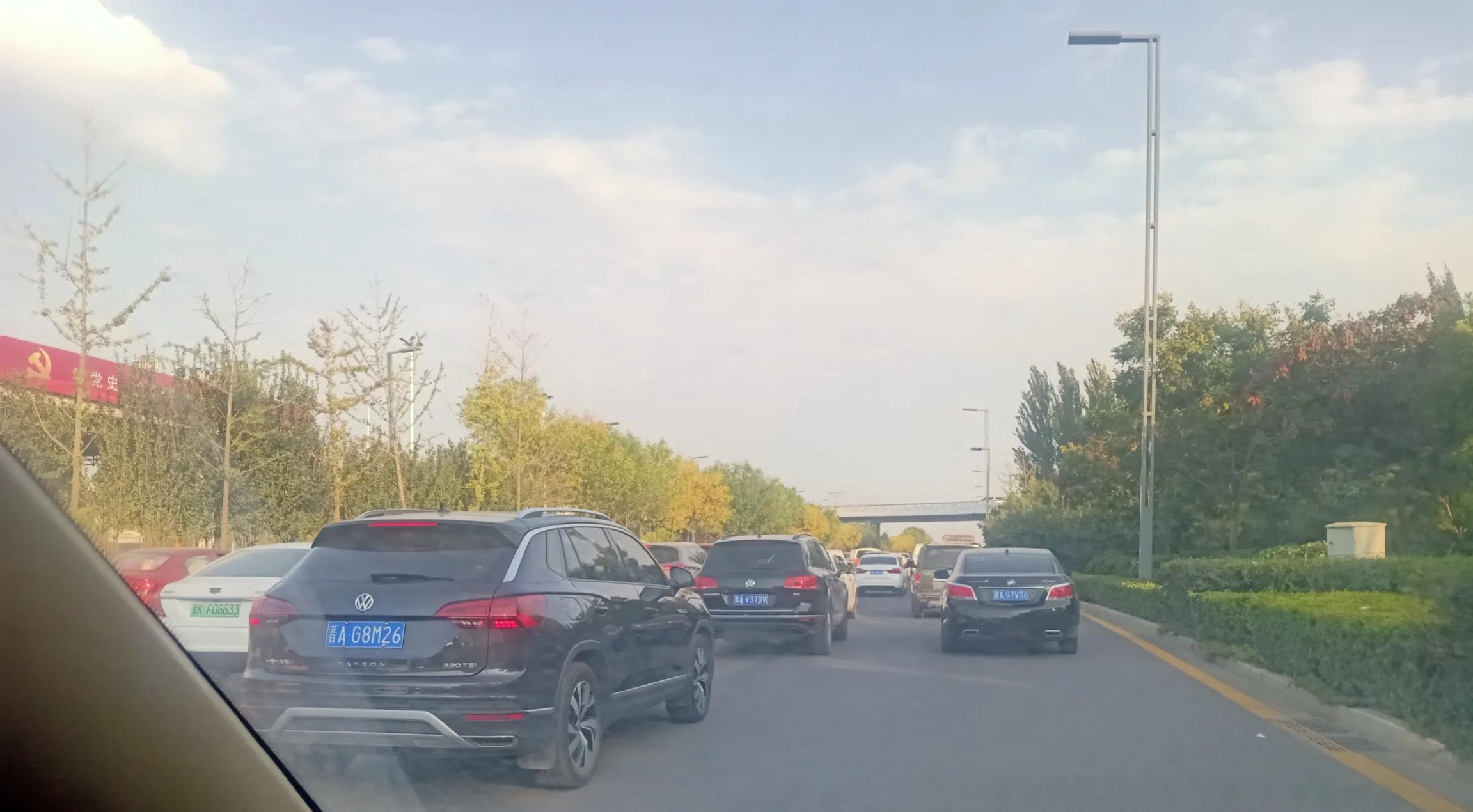 “太榆同城”还有多久，看看周日下午“太榆路”的送娃大军