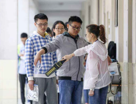 为啥高考不能穿“校服”，怕被有心之人利用？班主任说出其中原因