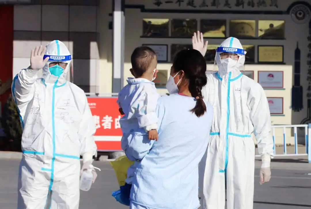 張掖市首批2例新冠肺炎患者治愈出院,含一名1歲幼兒