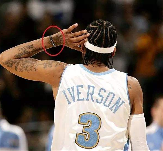 nba为什么要戴手环(NBA球员为什么会在手腕佩戴手环，打球中佩戴有什么帮助？)