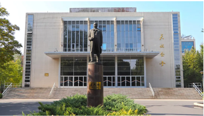 毛主席题写校名！频获央视聚焦！这所百年名校，坐拥中国第一、世界第一！