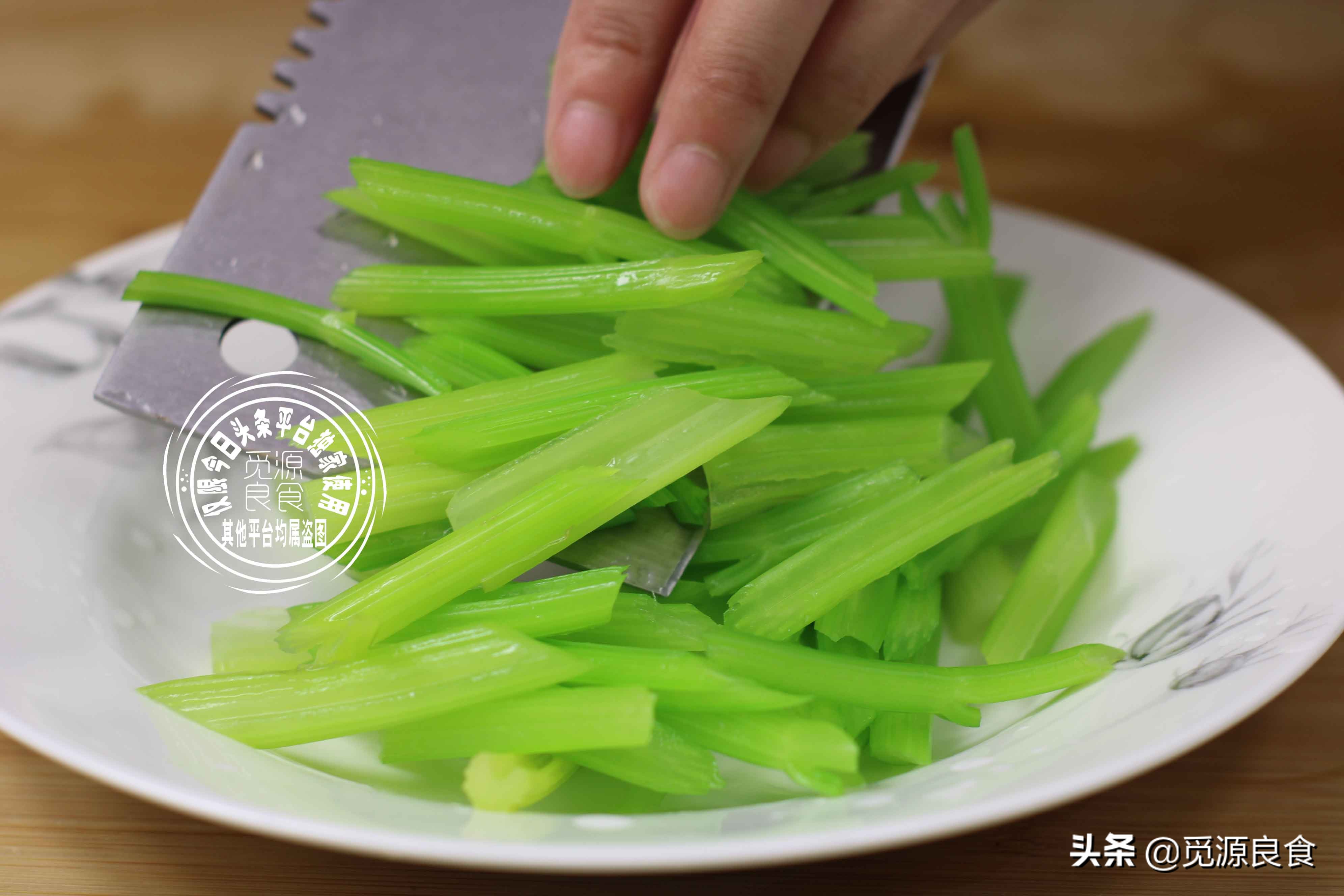 一道清淡的素菜，西芹炒百合，清脆爽口营养美味，隔三差五吃一回