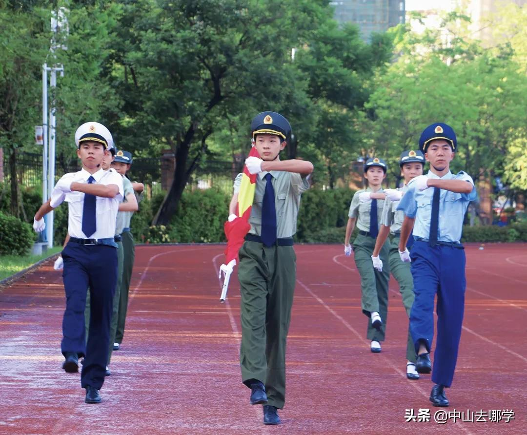 开学啦！现场多图预警：妈趴窗，爹爬墙，脸贴地！场面过于欢乐