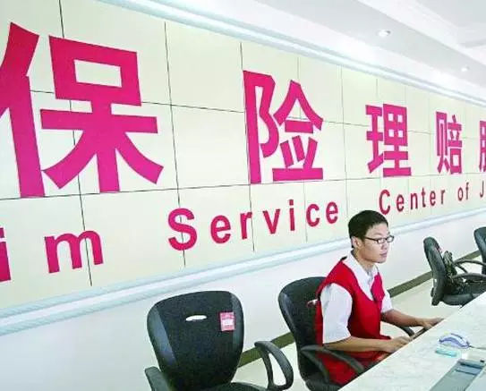 案例说保险：事故致车损 保险只想赔5万 法院：赔25万才对！