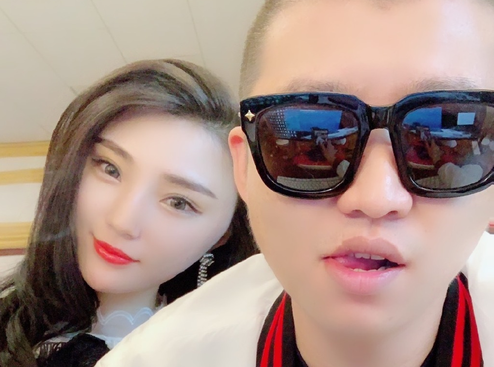 网红二驴夫妇连上热搜，手机官方发文为其澄清，网友：死不承认