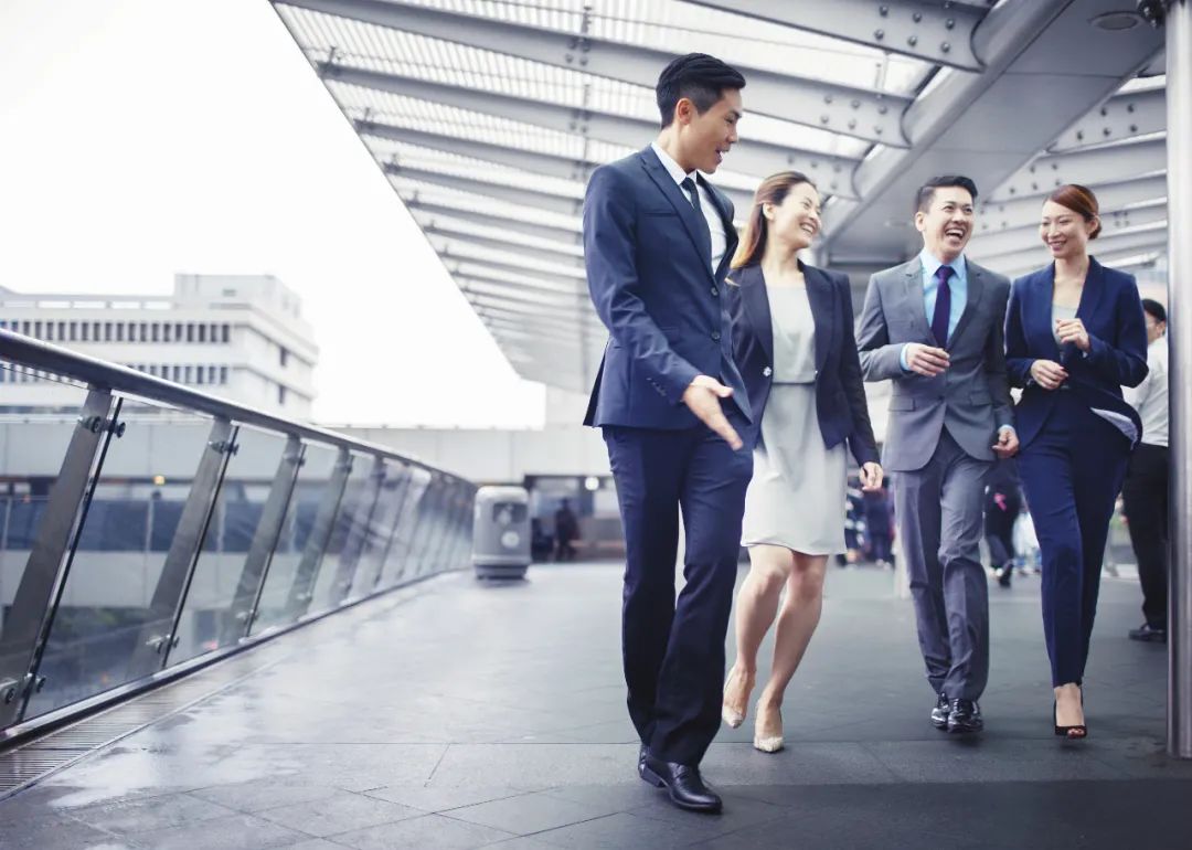 女人有小黑裙，男人有什么？