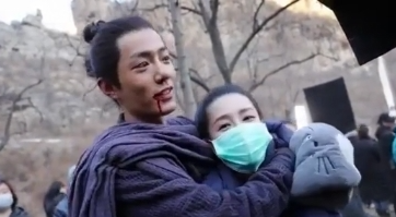 从普通人一跃成为当红流量小生，肖战的成功离不开她的支持，祝福