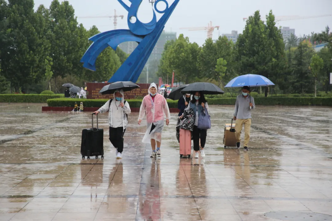 迎新｜山东工程职大一见倾“新”，满心欢喜，“雨”见最美的你