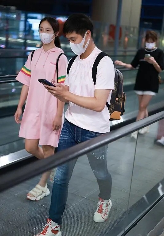 《爸爸去哪儿》里的萌娃长大了，小石头身高超过妈妈，跟爸爸同高