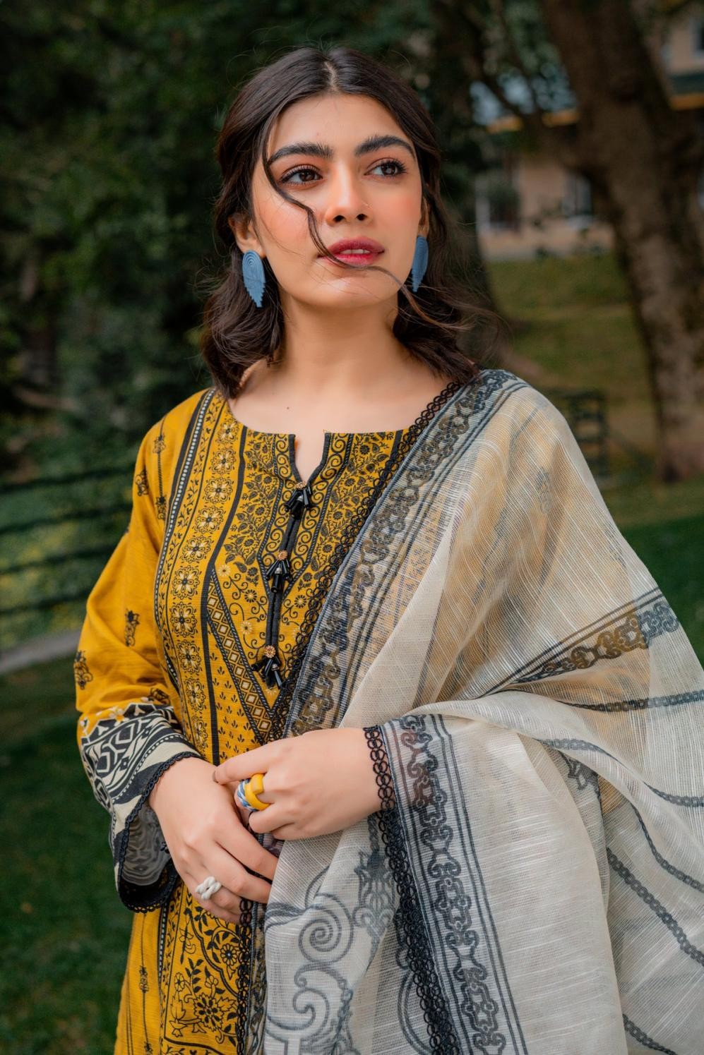 印尼人必会穿上色彩明艳的传统服饰——巴迪克,周五便是印尼的"巴迪克