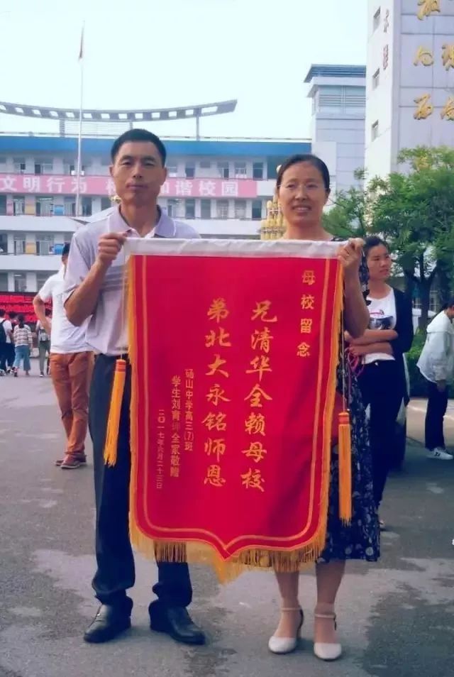 哥哥高考县状元，3年后弟弟高考市第一，父亲直言：坚持1个原则