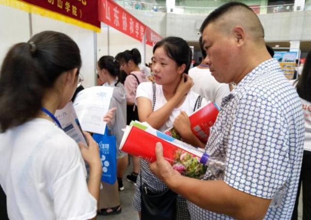 高考填报志愿也有“辅导班”，3000元的志愿咨询费，是智商税吗？