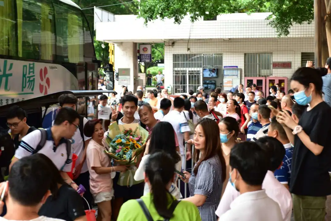 难忘老师 感恩亲人——佛山南海中学分校2020届高三学子高考凯旋