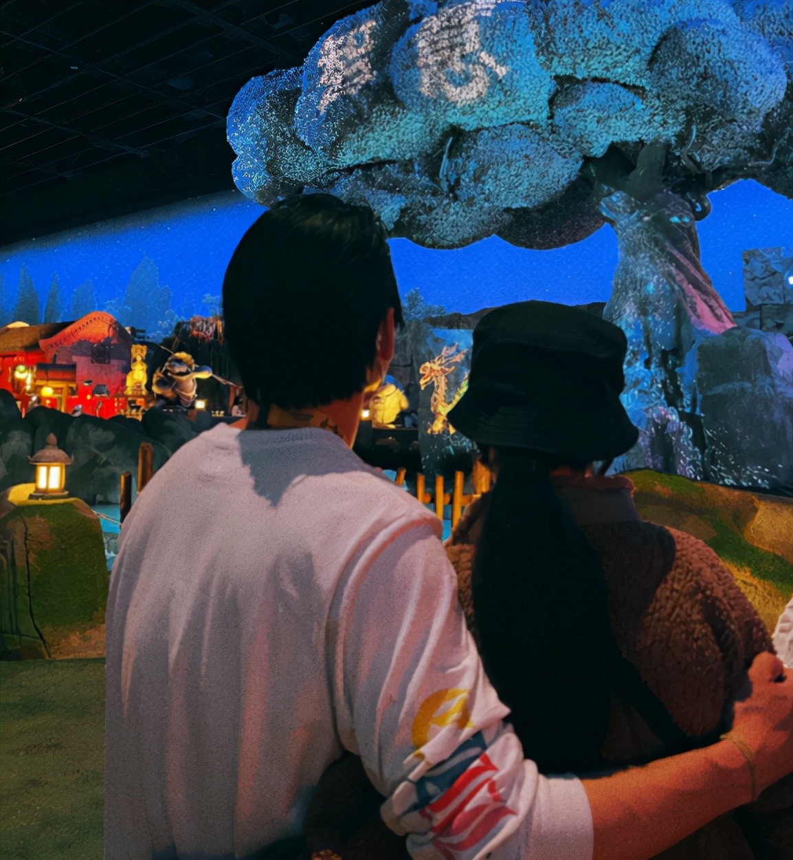 向佐郭碧婷带女儿游玩被拍！贴身拥抱好恩爱，女儿躺爸爸怀里乱动