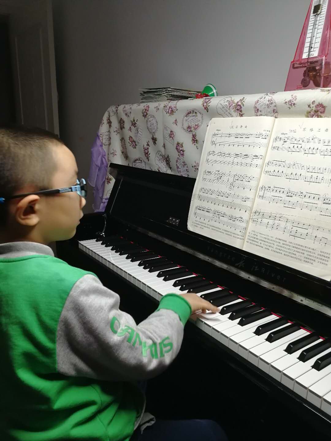 孩子刚开始学钢琴，准备入手一台钢琴，家长应该如何选择。