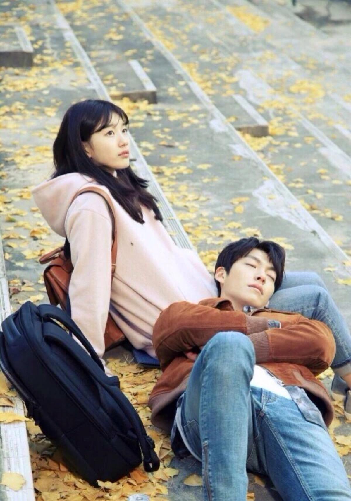 这部剧是由金宇彬,裴秀智,林周焕,林珠银主演,该剧讲述了年少时结下