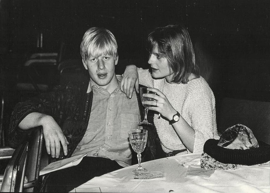 取代27年大律师妻子，赶走N个情妇，33岁新晋英国首相夫人上位史