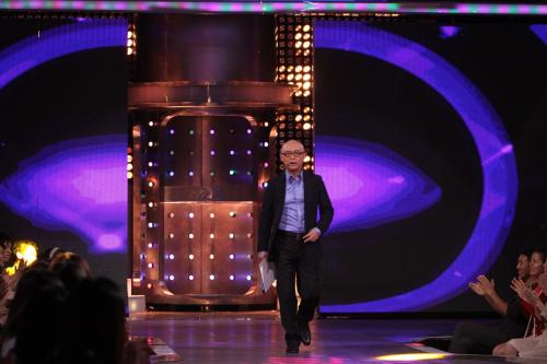 他是“江苏一哥”孟非，曾娶初恋女友为妻，今49岁一家三口超幸福