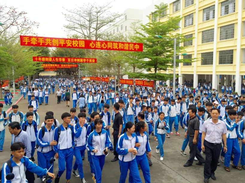 中学生的迷惑行为，四季都热衷春秋款校服，“夏捂冬冻”令人不解