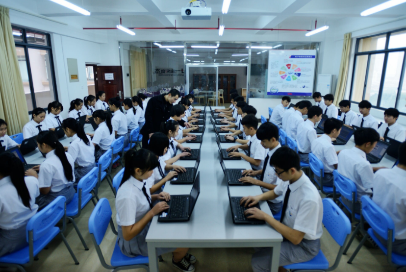 考不上本科别急着复读，3类专科院校比二本有优势，就业一点不难