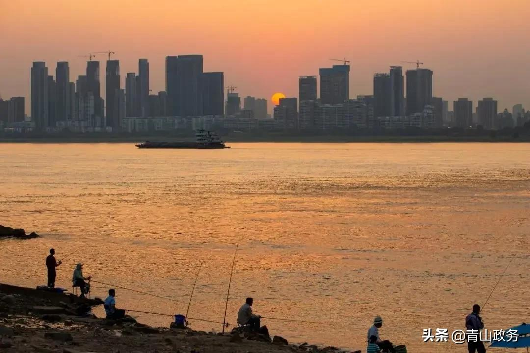 江滩徜徉，青山滨江梦正圆