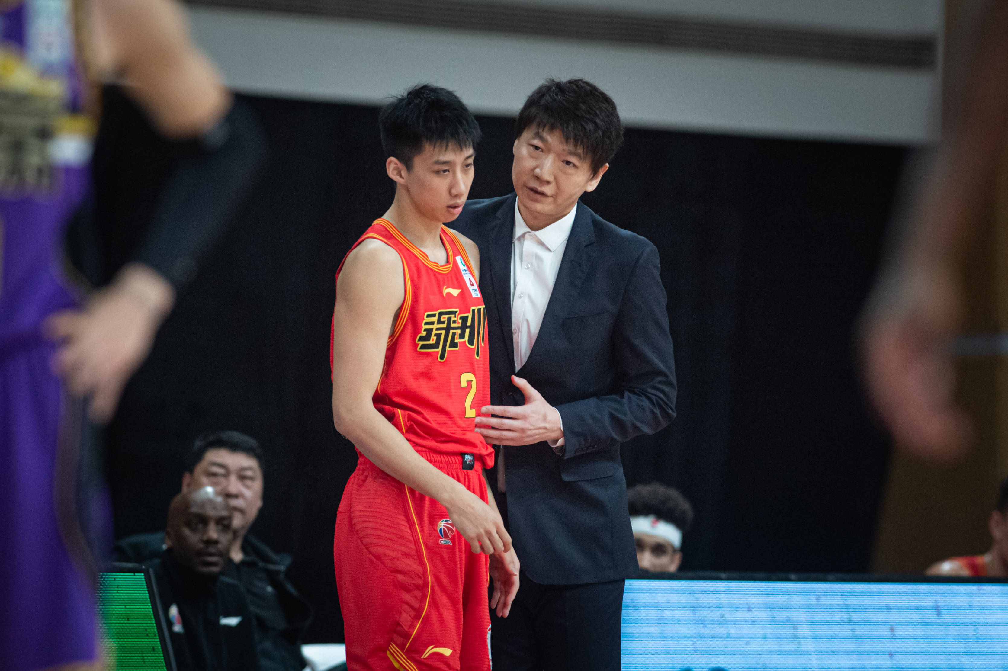 为什么nba教练不骂人(CBA教练高压好OR儒帅好 深圳主帅：不骂人不代表不严)