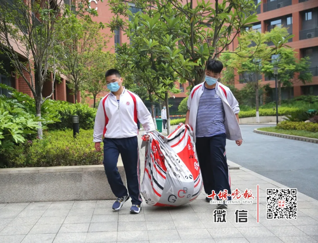 今天开学！刚刚在十堰这些学校拍下，这一幕等了太久