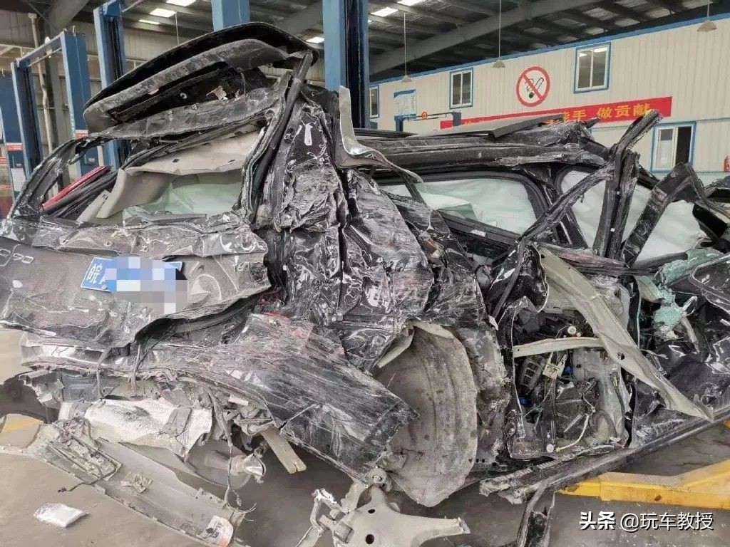 被大货追尾也没事！沃尔沃XC90堪比陆地坦克 现在优惠13万