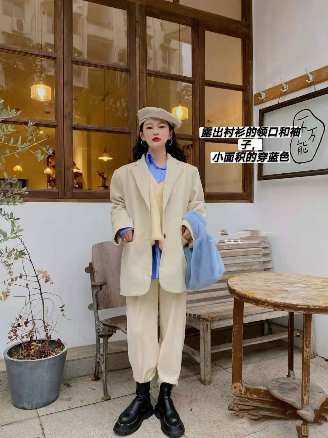 春暖花开，学会“米色+蓝色”的穿搭套路，上身很美