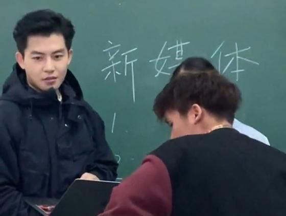 湖南一高校男老师走红，笑起来神似“任嘉伦”，课堂上人满为患