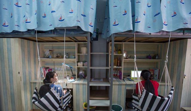 四川高校女生拍视频走红，网友：你们宿舍不和谐，有两个未入镜