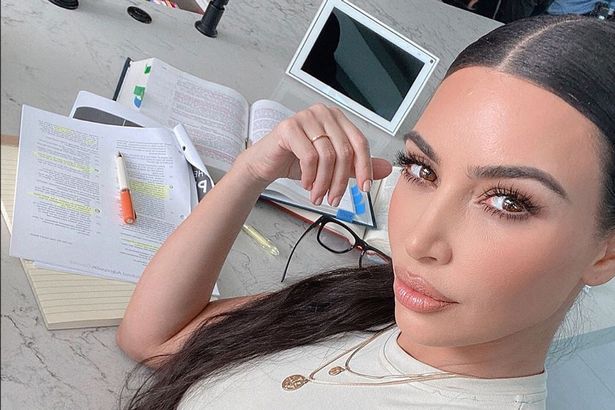 你还有什么理由不努力？金·卡戴珊正忙着复习，准备律师资格考试