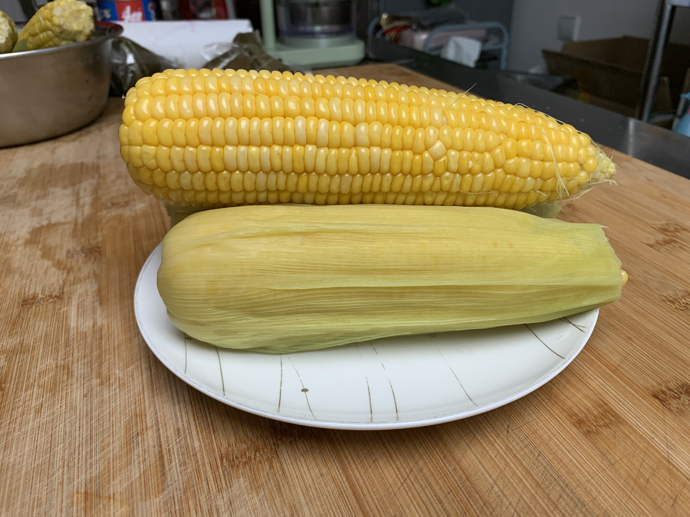 最近去超市买菜,总会看到一堆一堆的玉米,我们北方玉米刚上市,所以卖