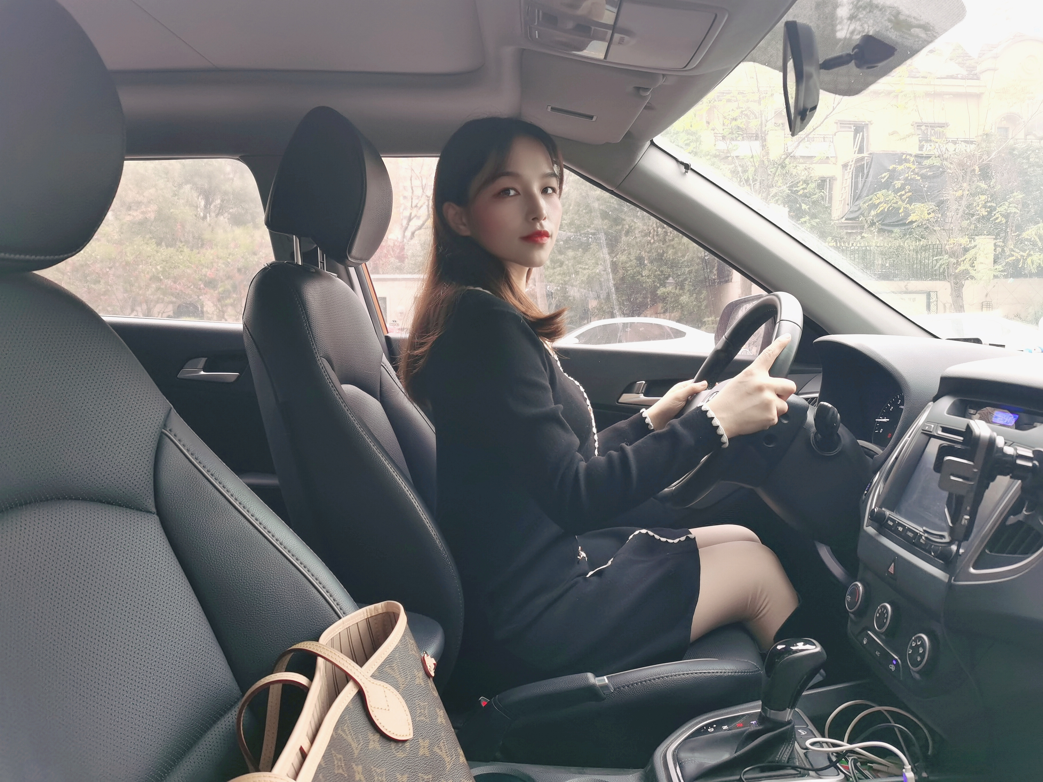 女司机的车载好物分享：MOMAX摩米士车载无线充手机支架