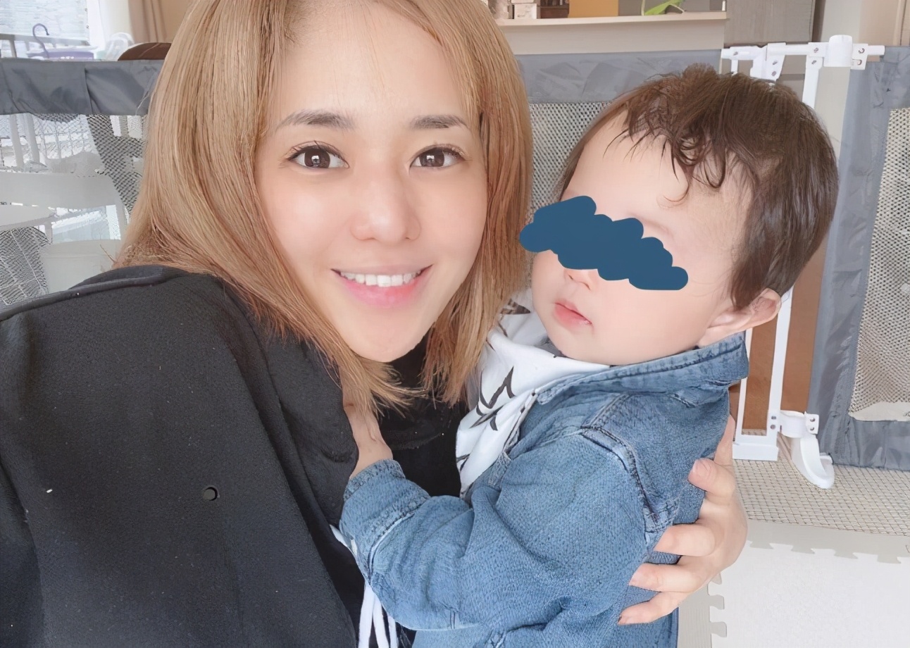 有种“心疼”叫苍井空，和普通宝妈一样晒娃，评论区却污秽不堪